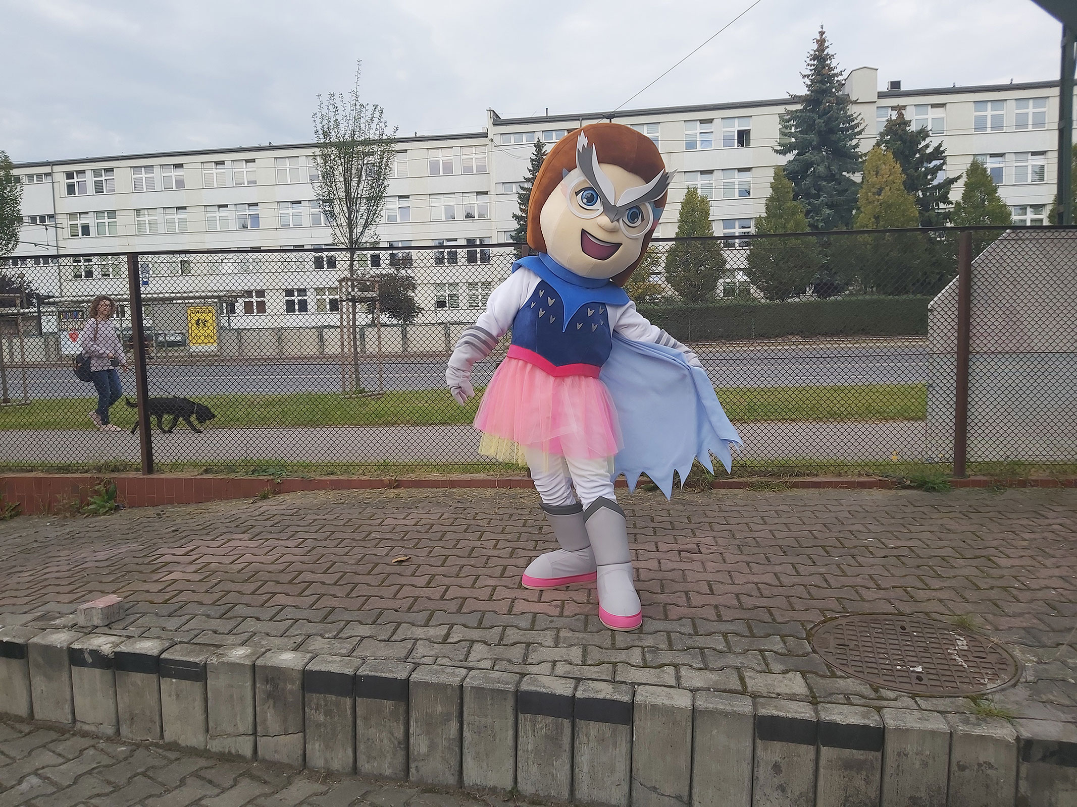Na fotografii widnieje przebranie dla animatora w postaci dziewczyny pozujące do zdjęcia w pobliżu siedziby firmy Elabika